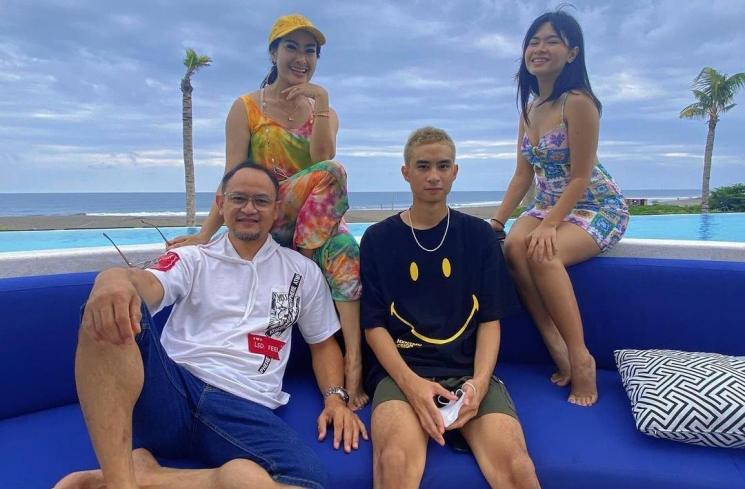 Iis Dahlia liburan ke Bali bersama keluarganya. (Instagram/isdadahlia)