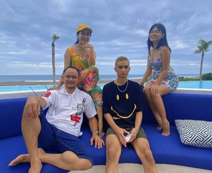 Iis Dahlia liburan ke Bali bersama keluarganya. (Instagram/isdadahlia)