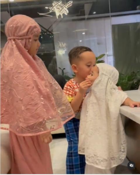 Potret Xabiru Anak Rachel Vennya Momong Chava. (Instagram/rachelvennya)