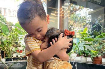 10 Potret Xabiru Anak Rachel Vennya Momong Chava, Sibling Goals!