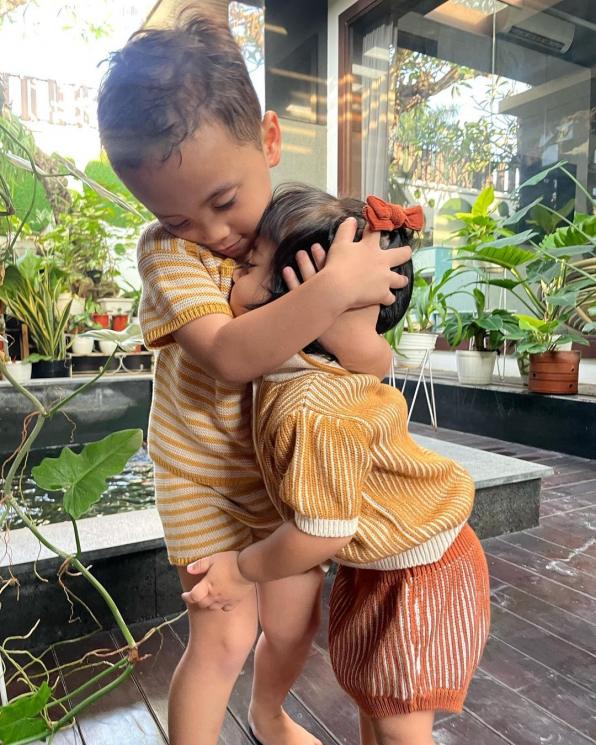 Potret Xabiru Anak Rachel Vennya Momong Chava. (Instagram/rachelvennya)