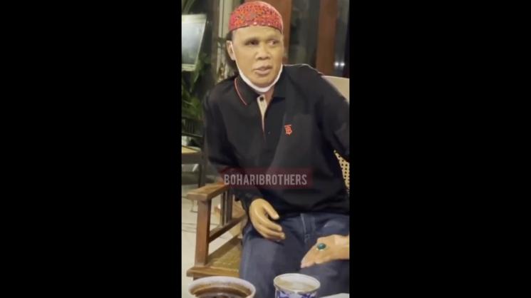 Rosario de Marshall alias Hercules berbicara di hadapan Gus Miftah dan Ustaz Yusuf Mansur. (Instagram/hotmanparisofficial)