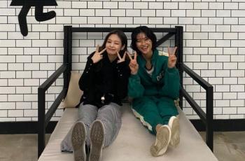 Jung Ho Yeon Pose Bareng Jennie BLACKPINK di Lokasi Syuting Squid Game