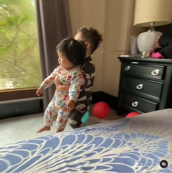 Potret Xabiru Anak Rachel Vennya Momong Chava. (Instagram/rachelvennya)