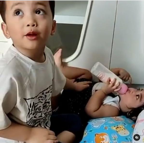 Potret Xabiru Anak Rachel Vennya Momong Chava. (Instagram/rachelvennya)