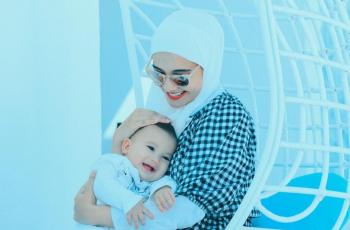 Gemasnya Ukkasya Anak Zaskia Sungkar Duduk Sendiri, Diapit Bantal Sultan