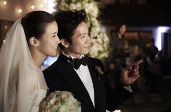 9 Potret Ji Sung Momong Anak, Hot Daddy dan Sosok Suami Idaman Banget!