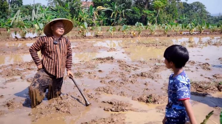 Potret Narji Jadi Petani (YouTube/Abang Narji)