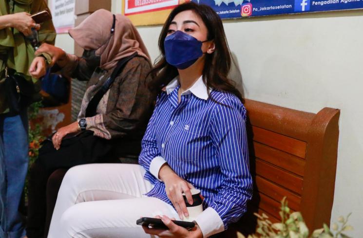 Dhena Devanka saat menjalani sidang perceraian. (MataMata.com/Alfian Winanto)
