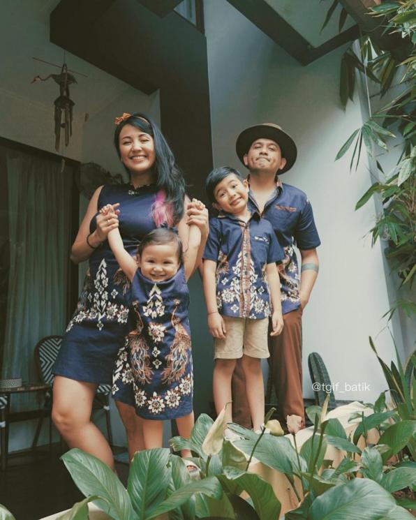 Anak Artis Pakai Batik (Instagram/@mrssharena)