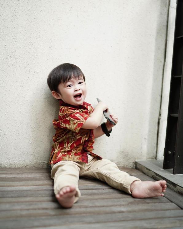 Anak Artis Pakai Batik (Instagram/@raphaelmoeis)
