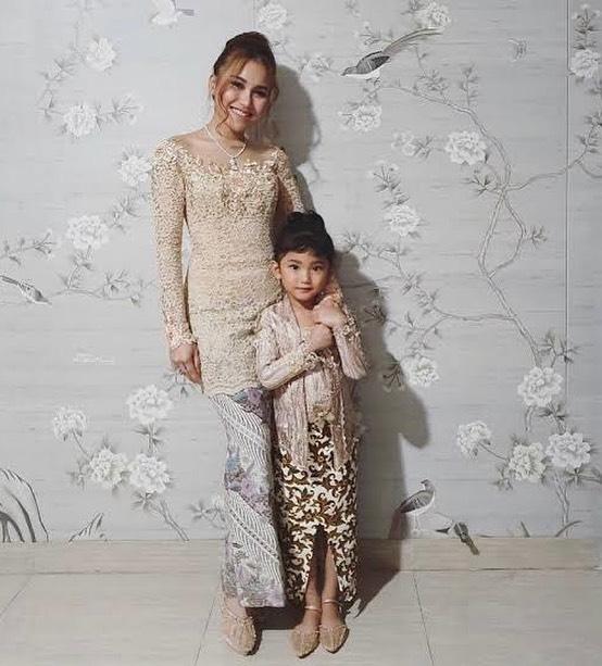 Anak Artis Pakai Batik (Instagram/@ayutingting92)