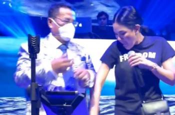 Hotman Paris dan Nikita Mirzani Nyanyi di Klub, Gerakan Tangan Bikin Salfok