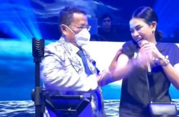 Video: Gerakan Tangan Hotman Paris - Nikita Mirzani Nyanyi di Klub Disorot