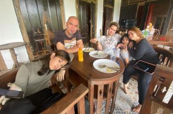 8 Potret Vokalis Band dan Putranya yang Tampan, Hot Daddy!
