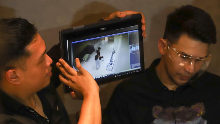 Jonathan Frizzy menunjukkan bukti berupa potongan video. [MataMata.com/Alfian Winanto]