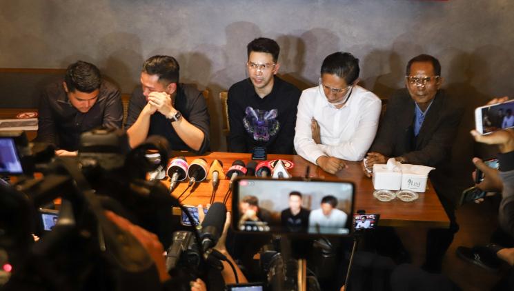 Jonathan Frizzy menunjukkan bukti berupa potongan video. [MataMata.com/Alfian Winanto]