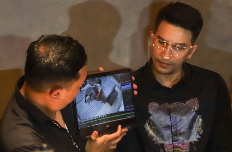 Jonathan Frizzy menunjukkan bukti berupa potongan video. [MataMata.com/Alfian Winanto]