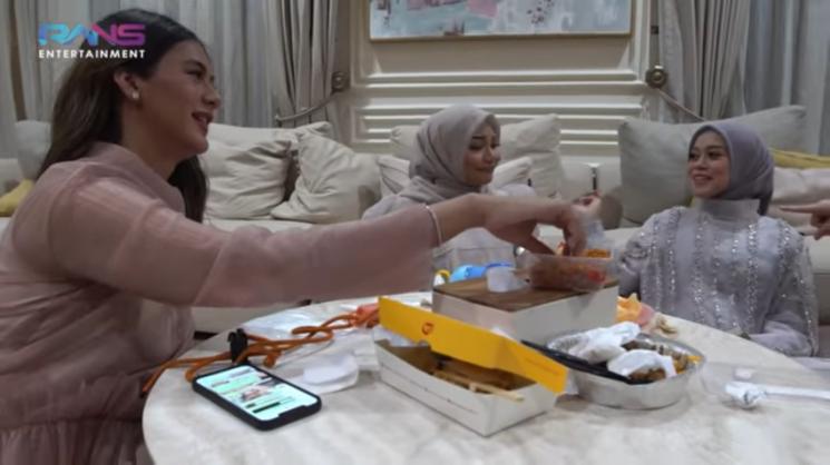 Lesti Kejora berbincang dengan Aurel Hermansyah dan Nagita Slavina. (YouTube/Rans Entertainment)