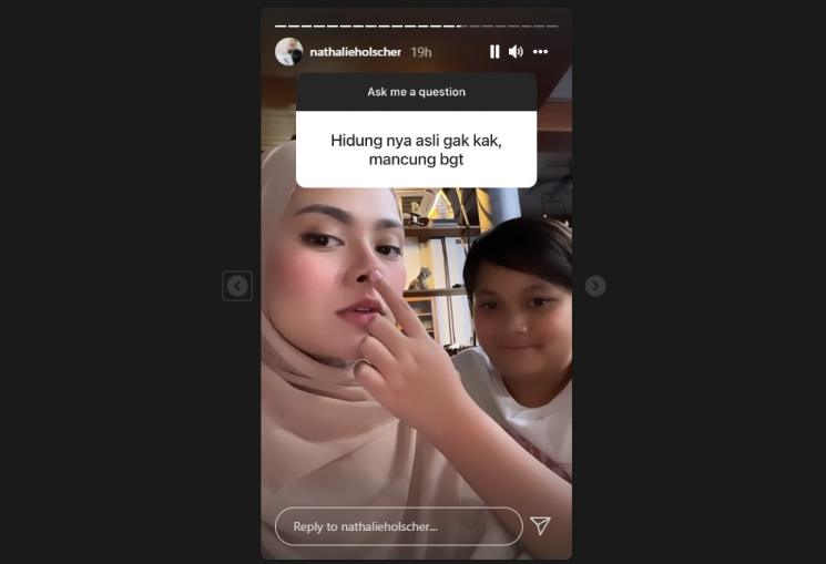 Hidung mancung Nathalie Holscher bikin penasaran. (Instagram/nathalieholscher)
