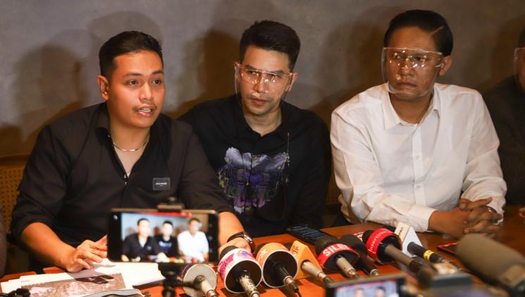 Jonathan Frizzy menunjukkan bukti berupa potongan video. [MataMata.com/Alfian Winanto]