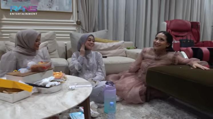 Lesti Kejora berbincang dengan Aurel Hermansyah dan Nagita Slavina. (YouTube/Rans Entertainment)