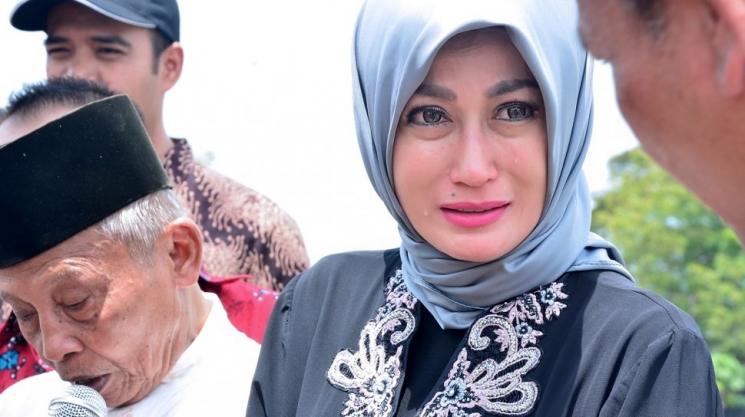 Artis Bangun Masjid. (Suara.com)