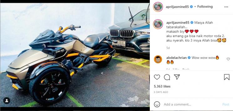 Istri Ustaz Solmed, April Jasmine motoran. (Instagram/apriljasmine85)