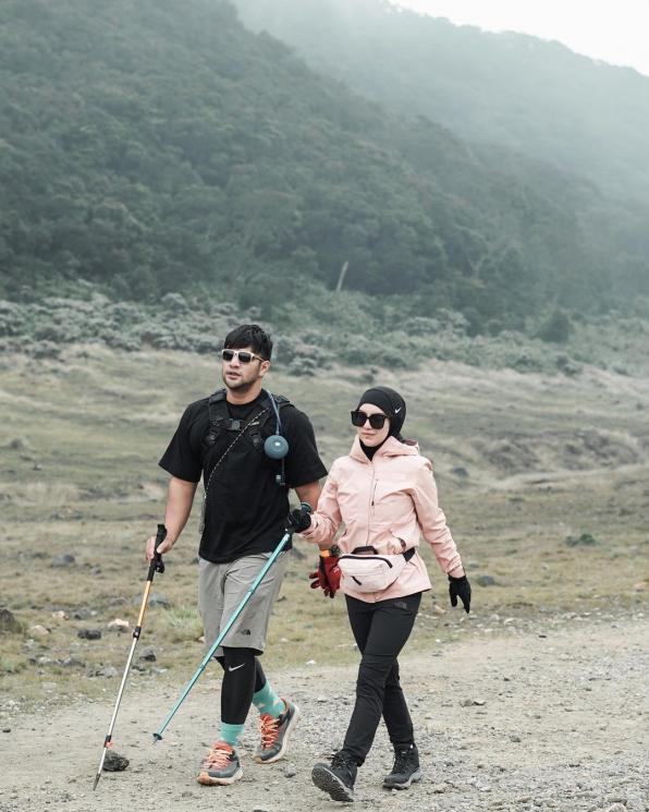Ammar Zoni dan Irish Bella naik gunung. (Instagram/_irishbella_)
