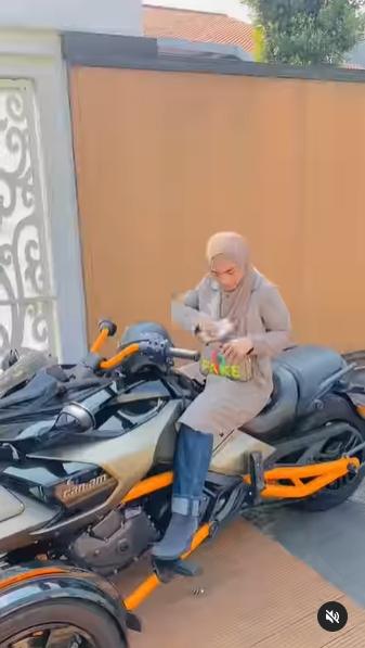 Istri Ustaz Solmed, April Jasmine motoran. (Instagram/apriljasmine85)