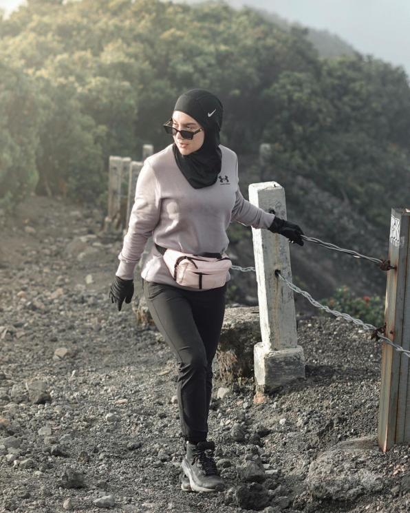 Ammar Zoni dan Irish Bella naik gunung. (Instagram/_irishbella_)