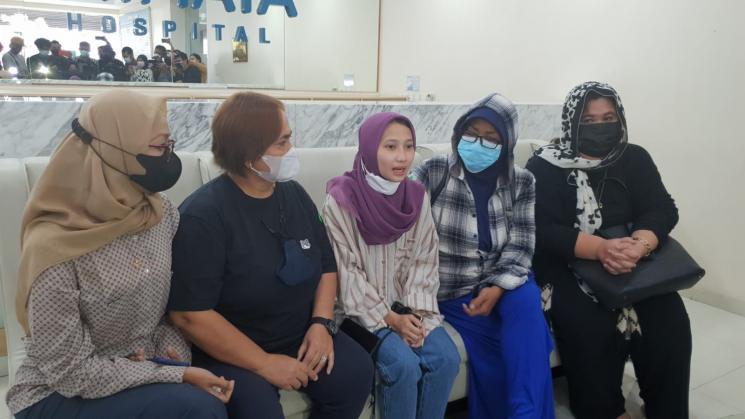Anak angkat Dorce Gamalama, Siti Khadijah (tengah) [MataMata.com/Muhammad Anzar Anas] 