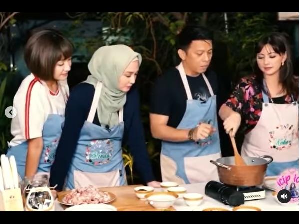 Dina Lorenza bersama Ariel NOAH. (Instagram/cutkeke_xavier)