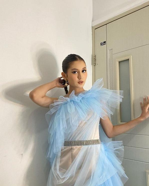 Potret penampilan full glam Zoe Jackson. (Instagram/@zoeabbasjackson)