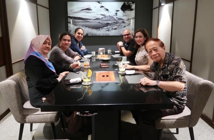 Maia Estianty bersama ayahnya, Harjono Sigit serta keluarga. (Instagram/maiaestiantyreal)