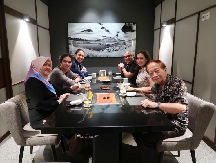 Maia Estianty bersama ayahnya, Harjono Sigit serta keluarga. (Instagram/maiaestiantyreal)