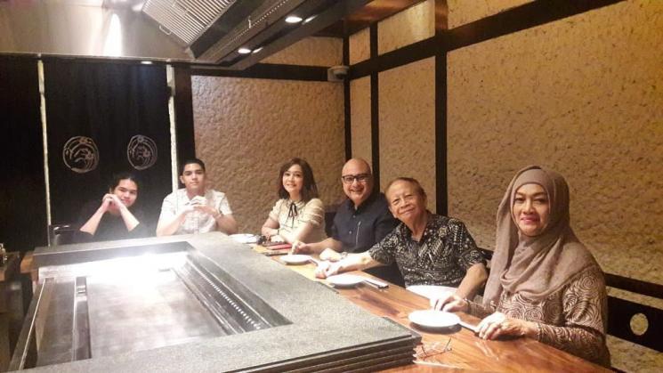 Maia Estianty bersama ayahnya, Harjono Sigit serta keluarga. (Instagram/maiaestiantyreal)