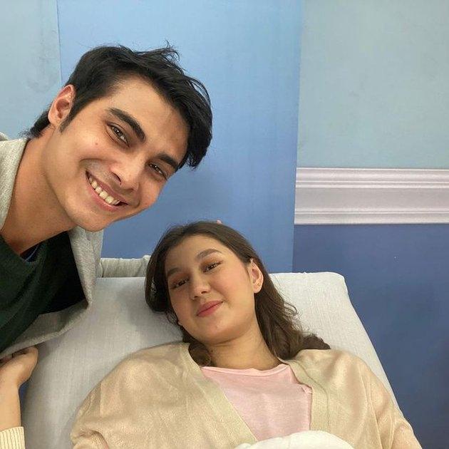 Foto Selfie Berdua Cinta Brian dan Zoe Jackson (SinemArt/mag)