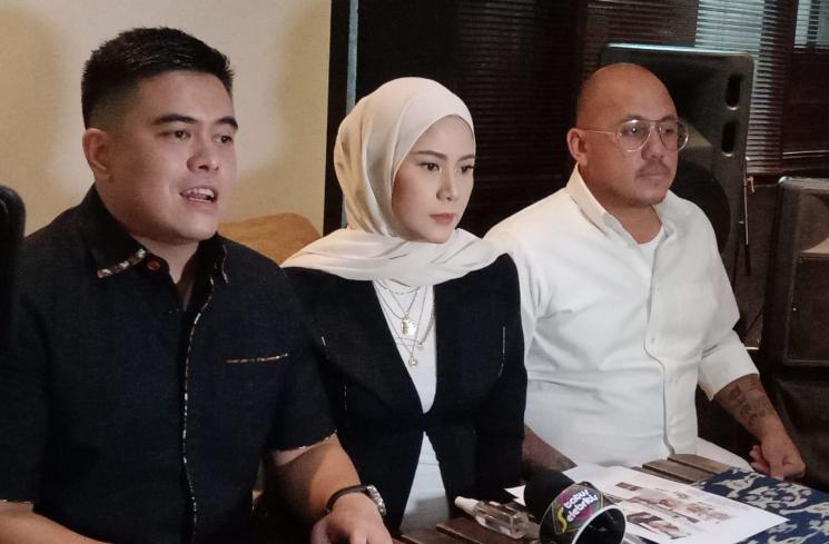 Cynthia Ramlan dan suami, Erland Tjokro (kiri) (MataMata.com/Evi Ariska)