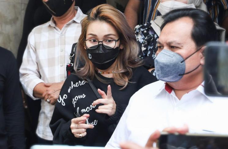 Ayu Ting Ting bersama orangtuanya, Abdul Rozak dan Umi Kalsum (MataMata.com/Alfian Winanto)