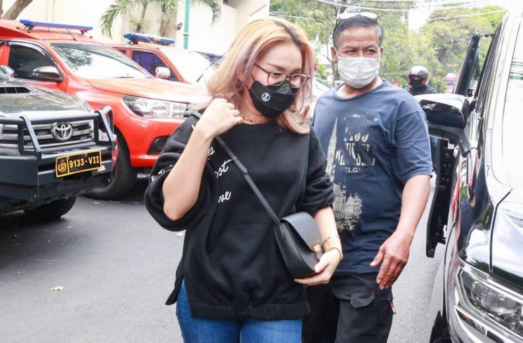 Ayu Ting Ting bersama orangtuanya, Abdul Rozak dan Umi Kalsum (MataMata.com/Alfian Winanto)