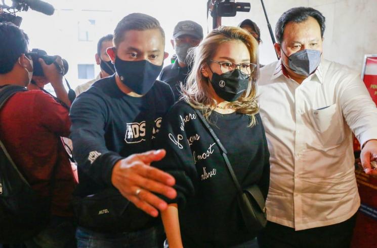 Ayu Ting Ting bersama orangtuanya, Abdul Rozak dan Umi Kalsum (MataMata.com/Alfian Winanto)