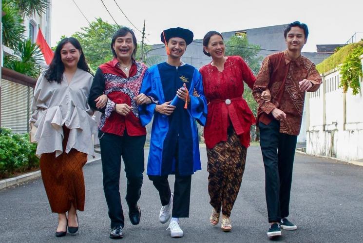 Ira Wibowo dan Katon Bagaskara beserta anak mereka [Instagram/irawbw]