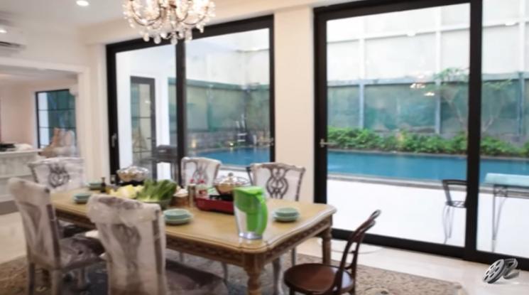 Potret Dapur Mewah Olivia Zalianty (YouTube/Oz Production)
