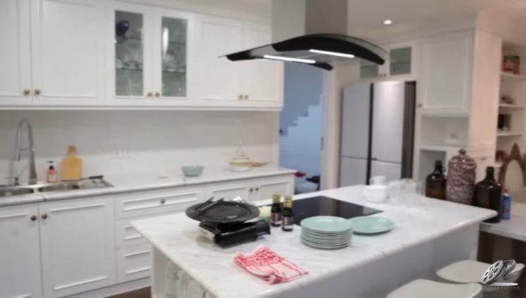 Potret Dapur Mewah Olivia Zalianty (YouTube/Oz Production)