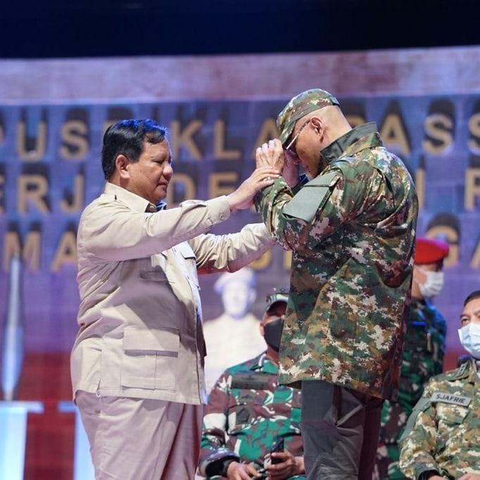 Viral Potret Deddy Corbuzier Hormat ke Prabowo. (Instagram/mastercorbuzier)