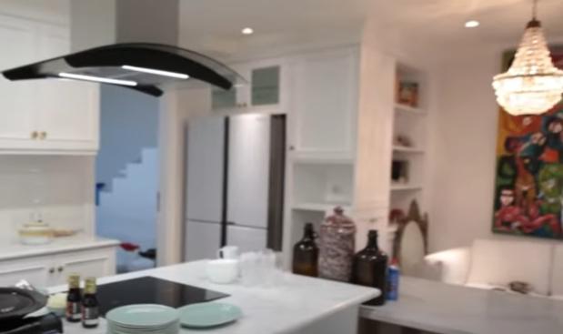 Potret Dapur Mewah Olivia Zalianty (YouTube/Oz Production)