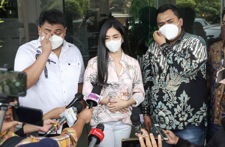 Putri Una atau DJ Una menjalani sidang cerai di Pengadilan Agama Jakarta Selatan, Kamis (14/10/2021). [MataMata.com/Alfian Winanto]