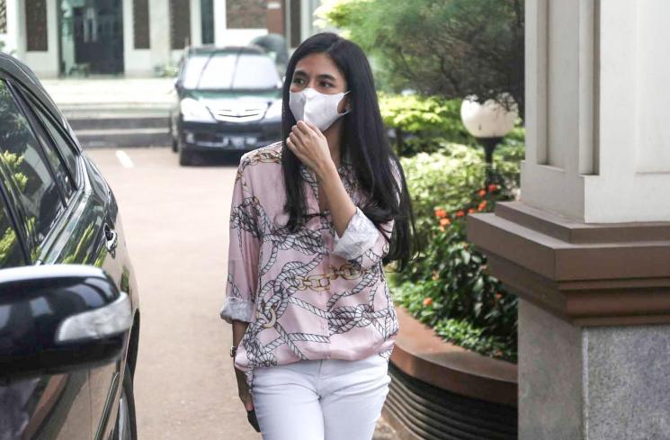 Putri Una atau DJ Una menjalani sidang cerai di Pengadilan Agama Jakarta Selatan, Kamis (14/10/2021). [MataMata.com/Alfian Winanto]