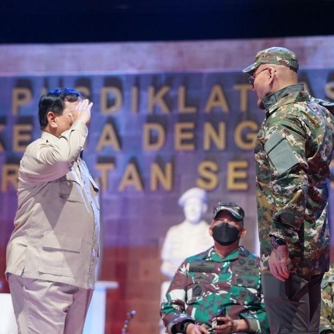 Viral Potret Deddy Corbuzier Hormat ke Prabowo. (Instagram/mastercorbuzier)